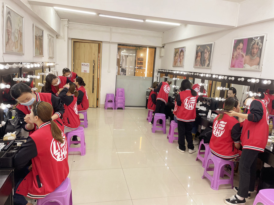 使用散粉后卡粉怎么辦?廣西化妝專(zhuān)業(yè)學(xué)校支招