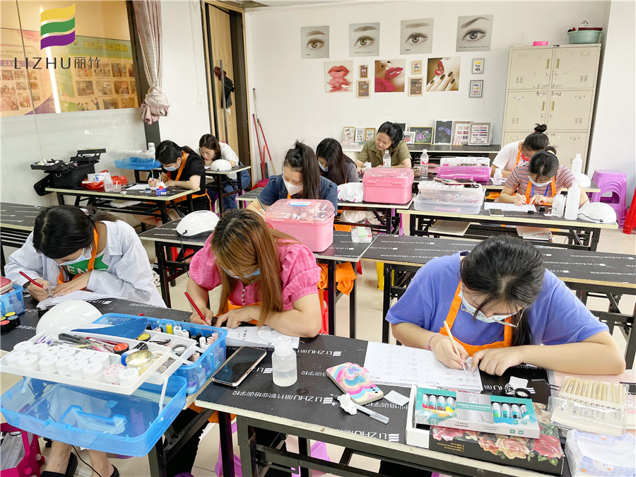 去南寧美甲培訓(xùn)學(xué)校學(xué)美甲要會(huì)畫畫嗎？