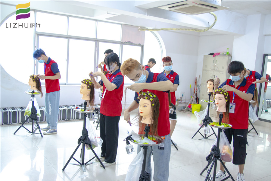 美發(fā)上杠如何加定型水？南寧培訓燙發(fā)課程