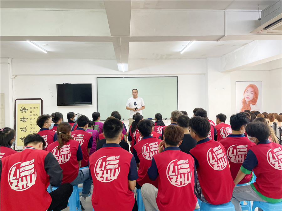 南寧美發(fā)培訓(xùn)學(xué)校舉行就業(yè)指導(dǎo)會(huì)