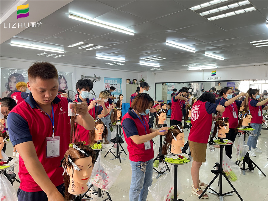 標(biāo)準(zhǔn)杠考核，南寧美發(fā)技師班現(xiàn)場實(shí)況