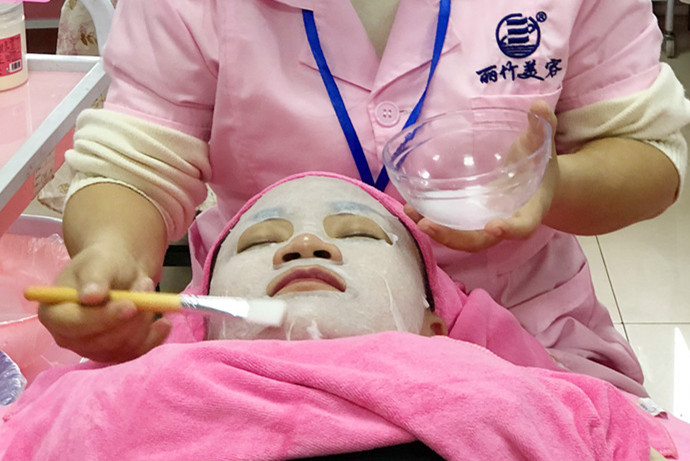 夏日敷水膜的次數(shù)越多越好嗎？南寧美容學(xué)校老師這么說