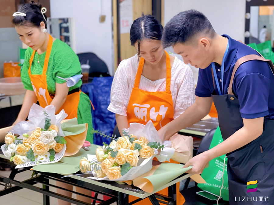 韓式清新花束特點，南寧花藝短期培訓(xùn)班手把手分析