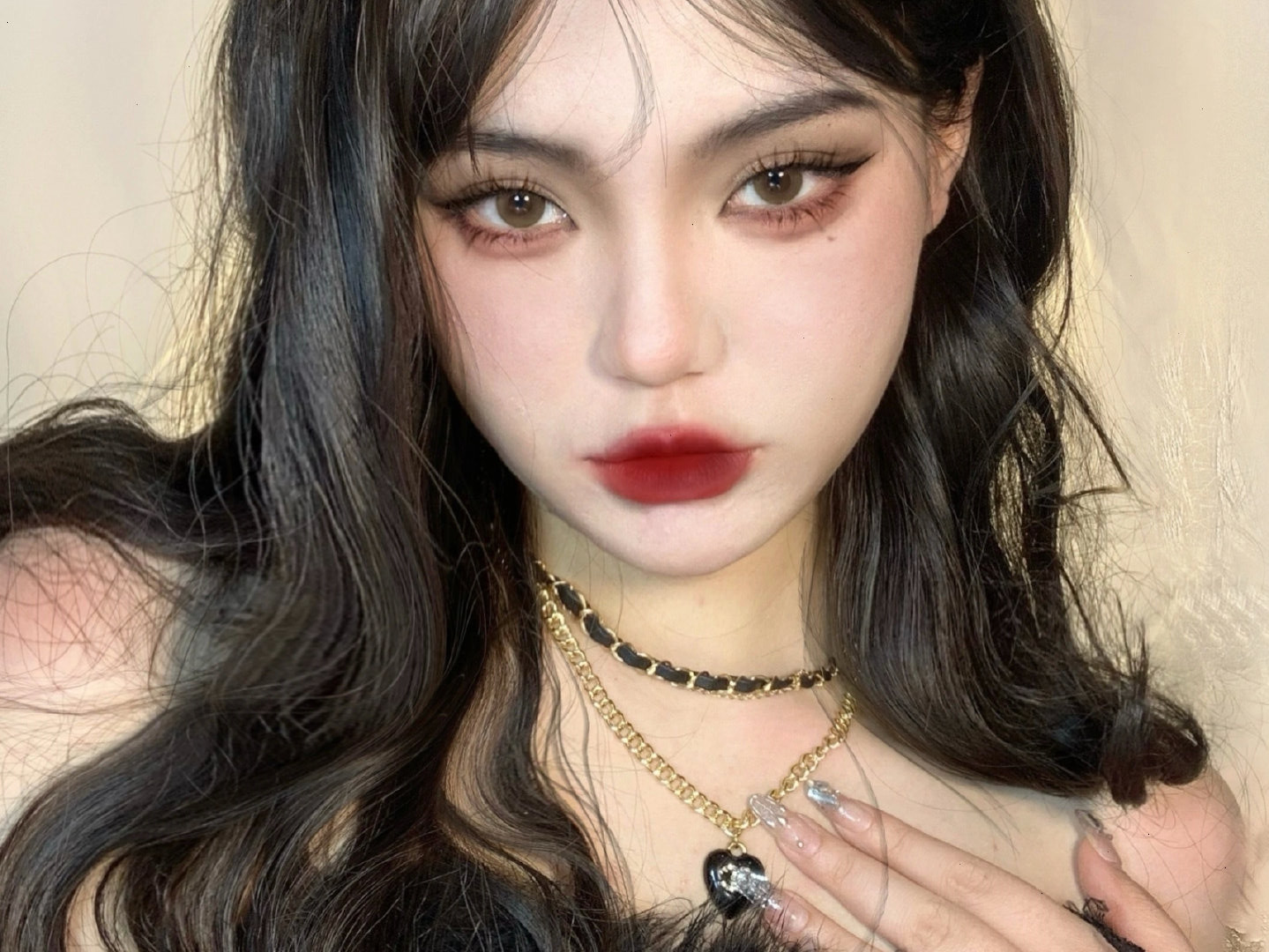 雪地玫瑰妝教程，南寧化妝職業(yè)培訓(xùn)學(xué)校分享