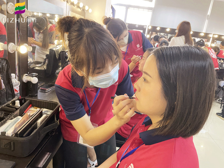 如何區(qū)分冷白皮和暖白皮？廣西美妝彩妝學(xué)校授課開講