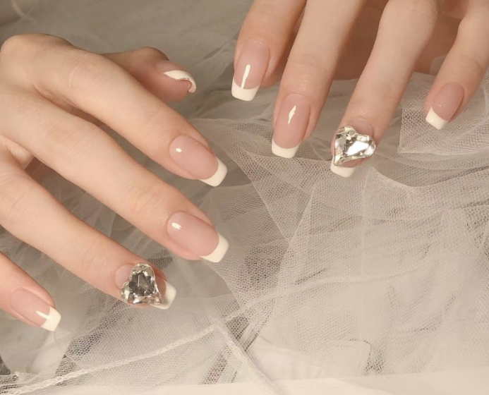 水鉆美甲圖片，南寧時(shí)尚美甲培訓(xùn)分享給你