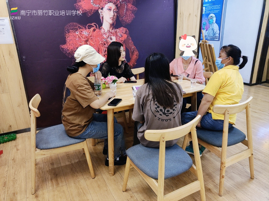 忙！忙！忙！麗竹學校人氣火爆的招生大廳