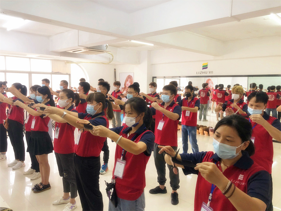 零基礎學美發(fā)：新手如何練習用剪刀和梳子？