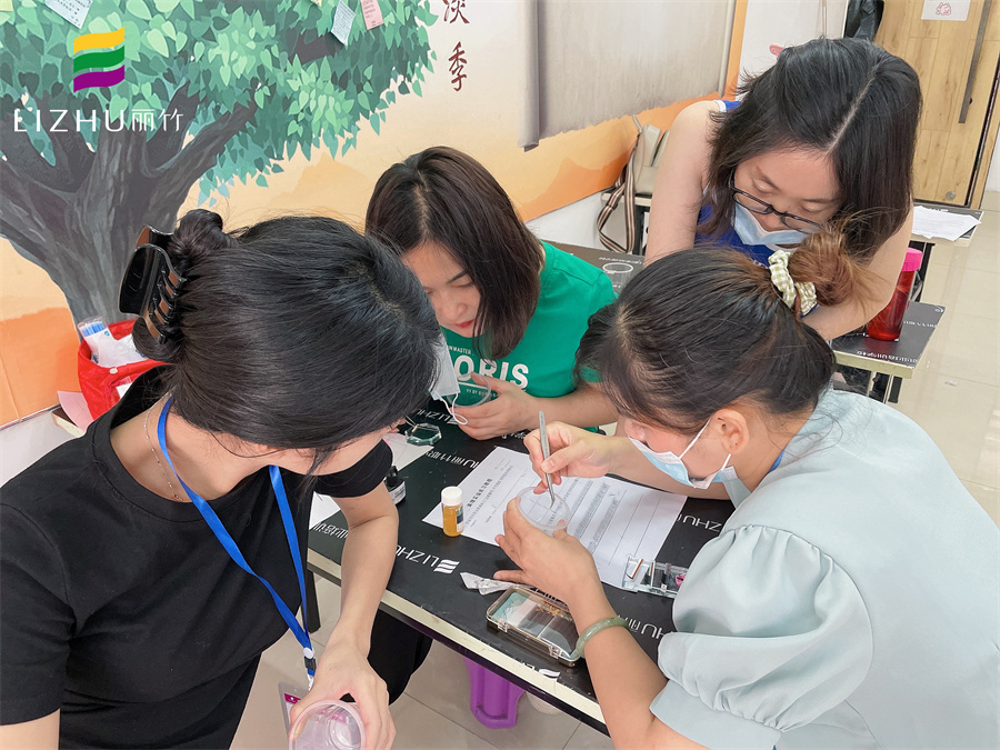 如何用杯子練習嫁接睫毛？來南寧美睫專業(yè)學?？纯窗?>
								
								<span id=