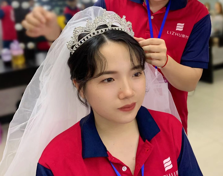 學(xué)化妝盤發(fā)基本手法，到麗竹化妝造型學(xué)校