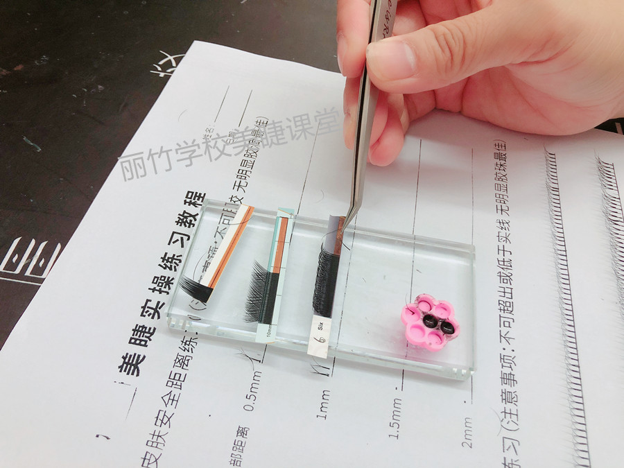紙上嫁接睫毛，南寧美甲美睫學(xué)校學(xué)員練習(xí)
