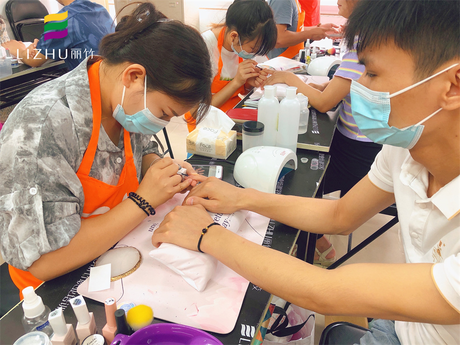 美甲修手有什么項目？南寧市美甲學(xué)校教程