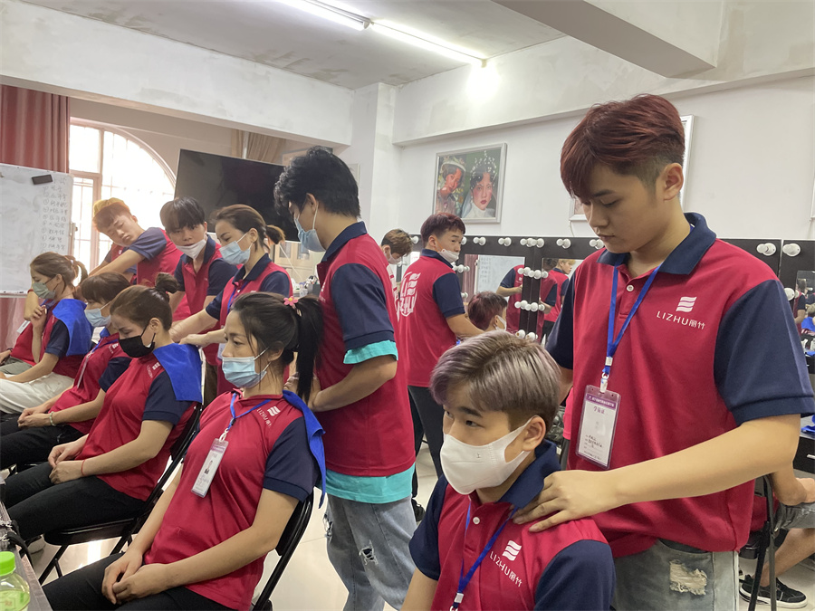 美發(fā)洗護肩頸按摩注意事項 ，廣西美發(fā)學校培訓洗頭