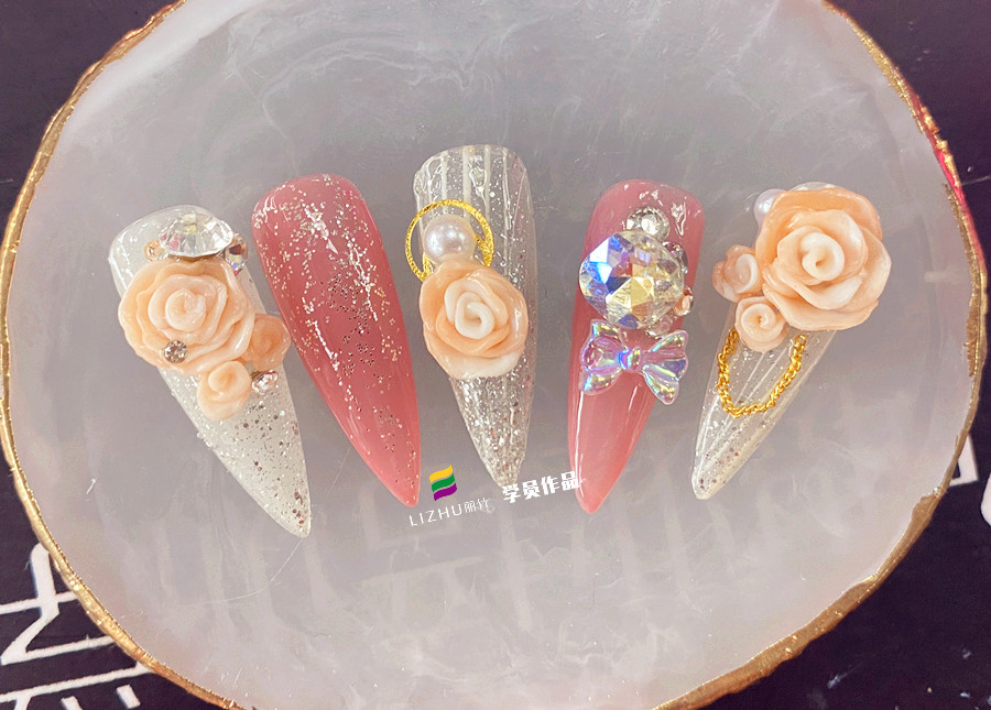 玫瑰雕花美甲作品，告訴你廣西美甲學(xué)校哪家好？