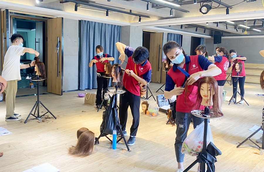 頭發(fā)打薄的注意事項，廣西理發(fā)剪發(fā)學校教學