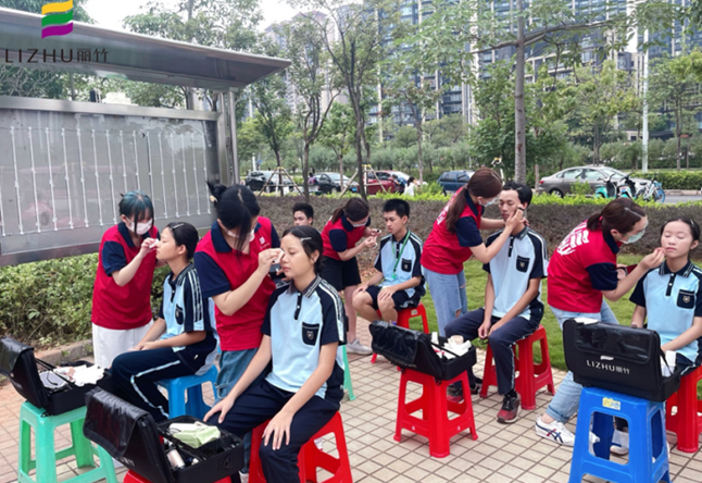 化妝實踐報告-麗竹學(xué)?；瘖y專業(yè)為南寧市三中提供化妝服務(wù)