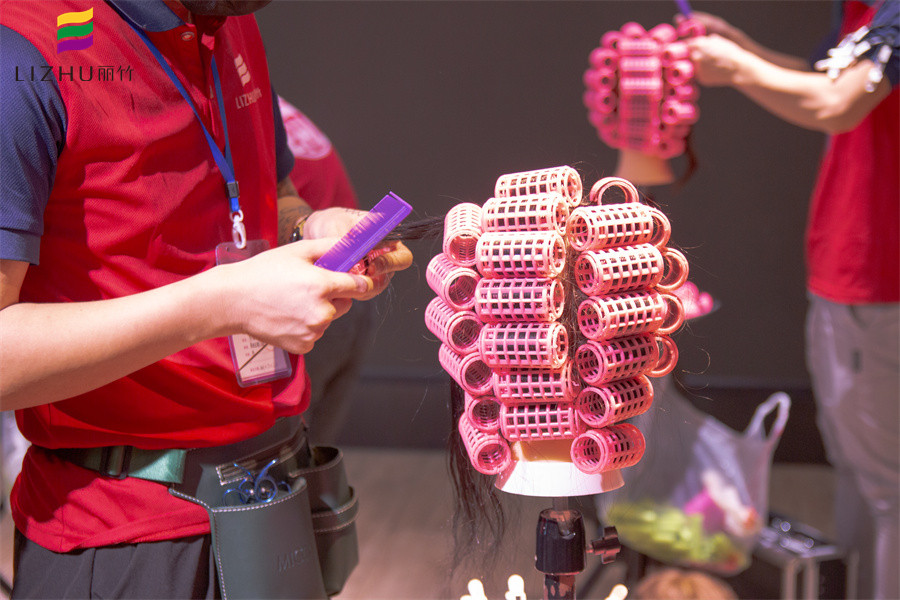 塑料卷發(fā)筒使用方法，廣西南寧專業(yè)燙發(fā)學(xué)校課程