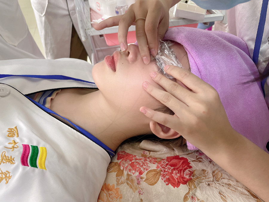 角蛋白翹睫術(shù)，廣西學(xué)美睫技術(shù)