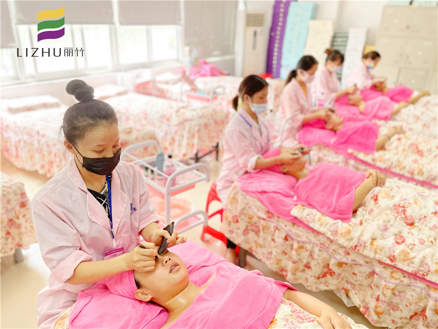 牛角刮痧板面部刮痧，廣西美容面部護理實操