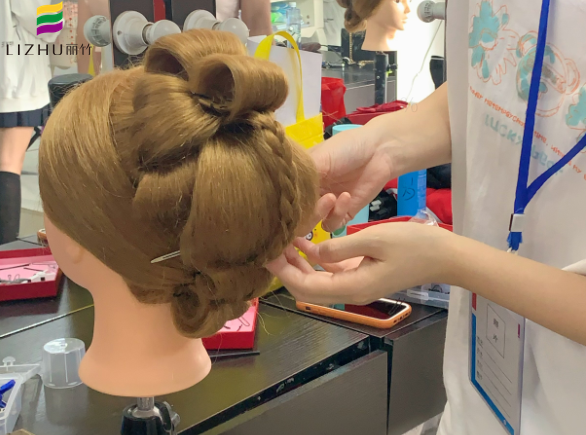 秀禾發(fā)型手打卷教程，南寧化妝盤發(fā)培訓課件