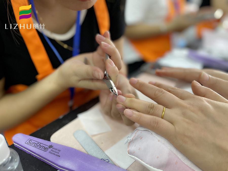 指甲剪太短疼怎么辦？廣西美甲正規(guī)學(xué)校告訴你