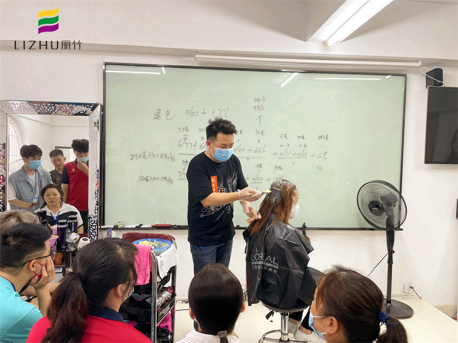 染膏怎么才能涂均勻？廣西染發(fā)培訓學?，F(xiàn)場示范