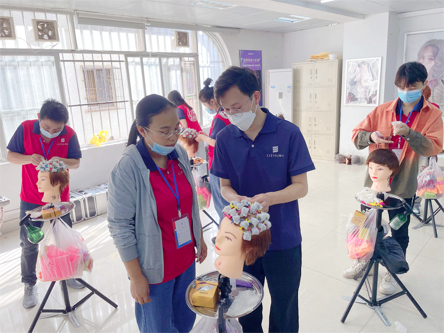 發(fā)根補燙技術(shù)的步驟，南寧燙發(fā)培訓學校課堂實訓