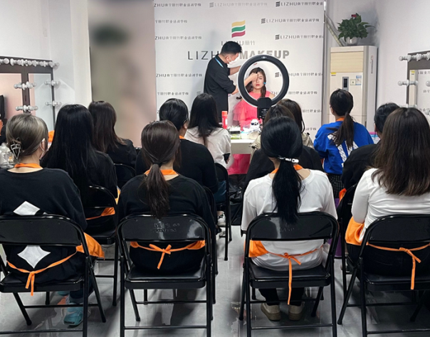 抽絲靈動造型 | 廣西彩妝造型專業(yè)學校課堂作品