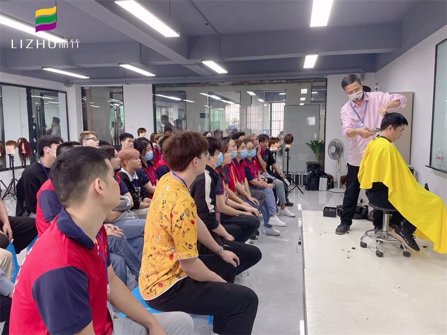 電推剪理發(fā)技巧，南寧理發(fā)職業(yè)學(xué)校教你