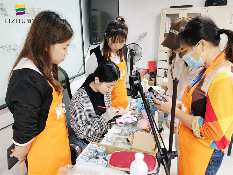 南寧學(xué)美甲要多久？南寧專業(yè)培訓(xùn)美甲師的學(xué)校歡迎你