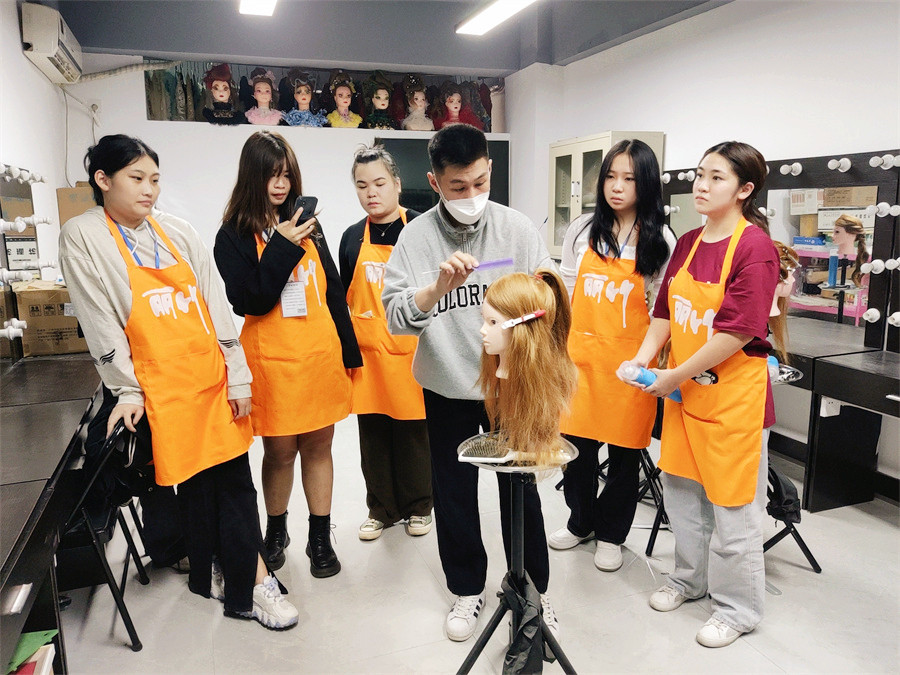 南寧化妝編發(fā)盤發(fā)去哪學(xué)？歡迎到麗竹學(xué)?；瘖y專業(yè)