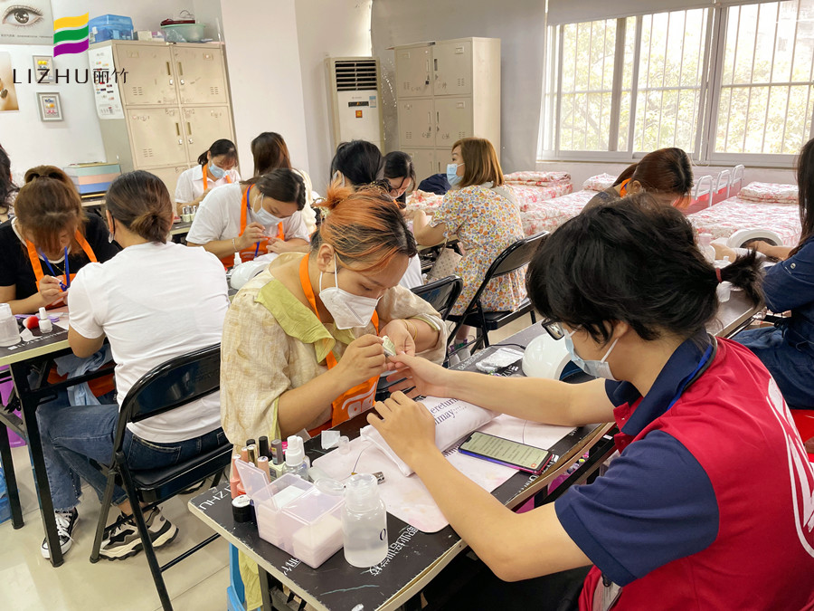 指甲油拉絲了怎么辦？廣西基礎(chǔ)美甲課件講解