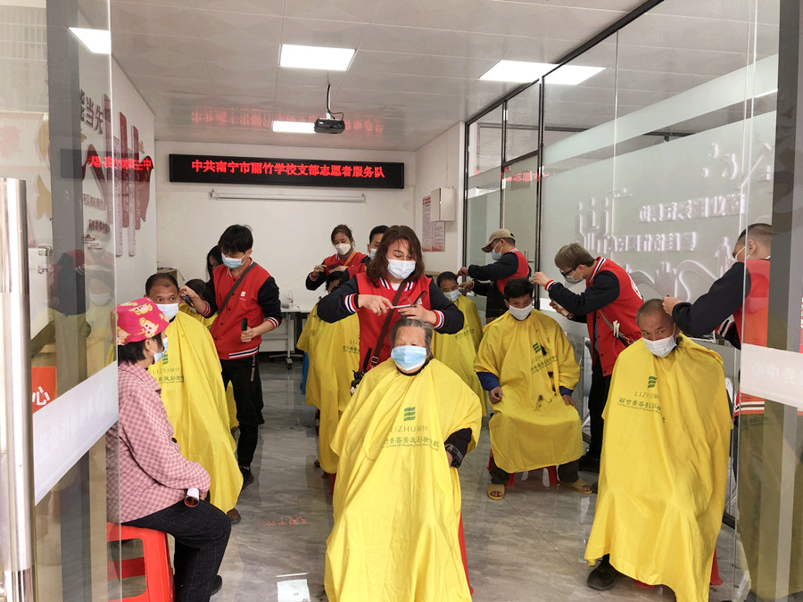 南寧美發(fā)學(xué)校外出理發(fā)活動(dòng)，你煥然一新過(guò)大年