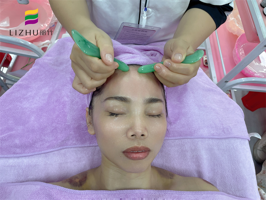 額頭撥筋的手法，廣西皮膚管理學(xué)校分享