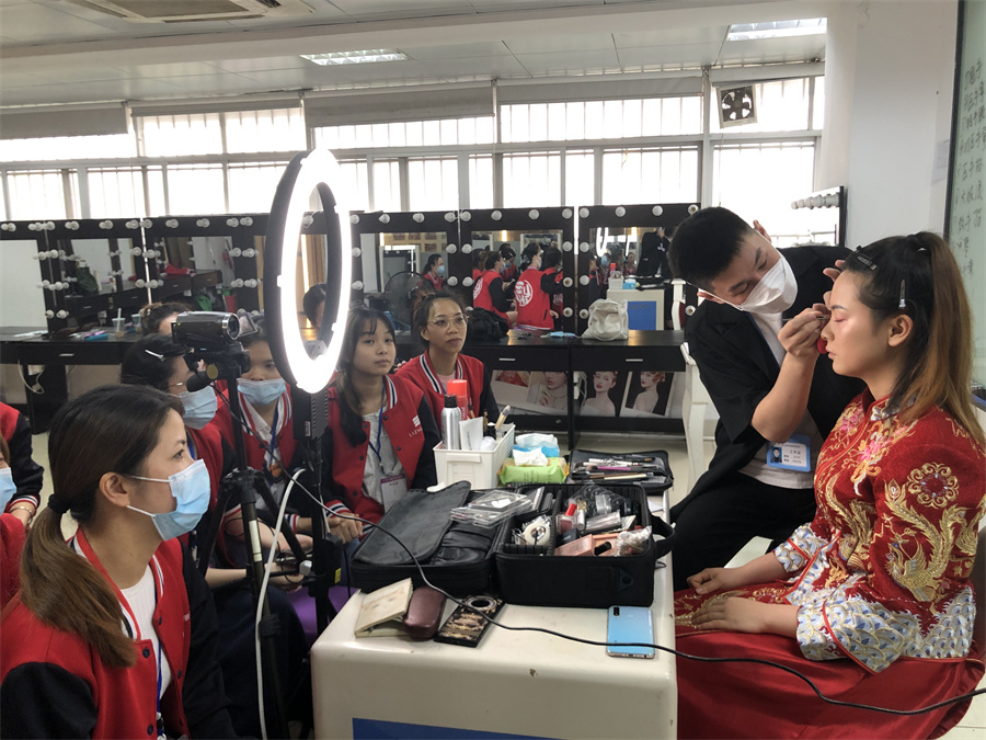 零基礎(chǔ)在廣西學(xué)化妝，廣西化妝基礎(chǔ)班歡迎你