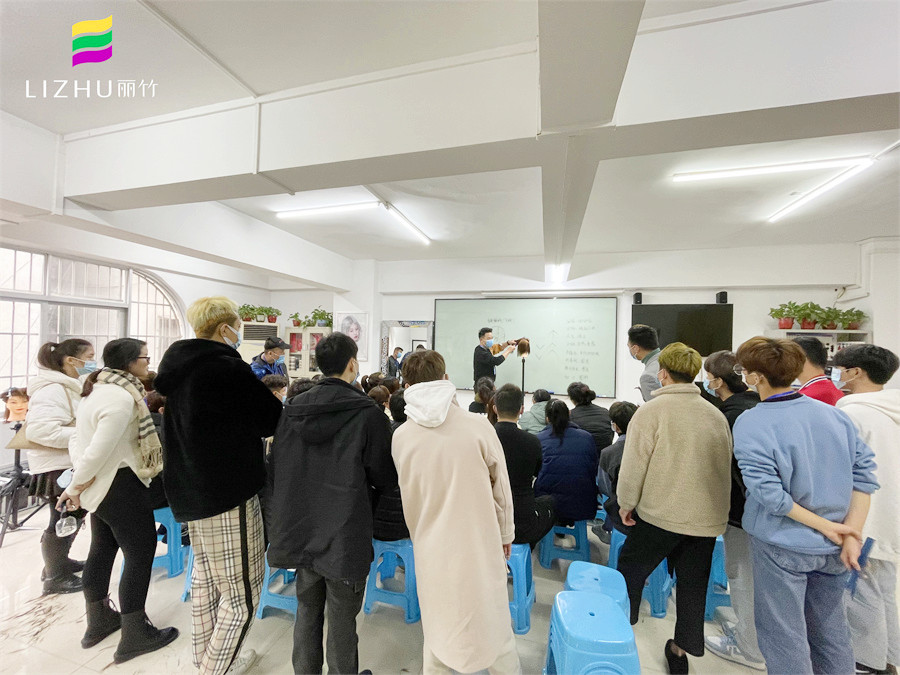 南寧燙染學(xué)校哪里好？南寧學(xué)燙染頭發(fā)多少錢？