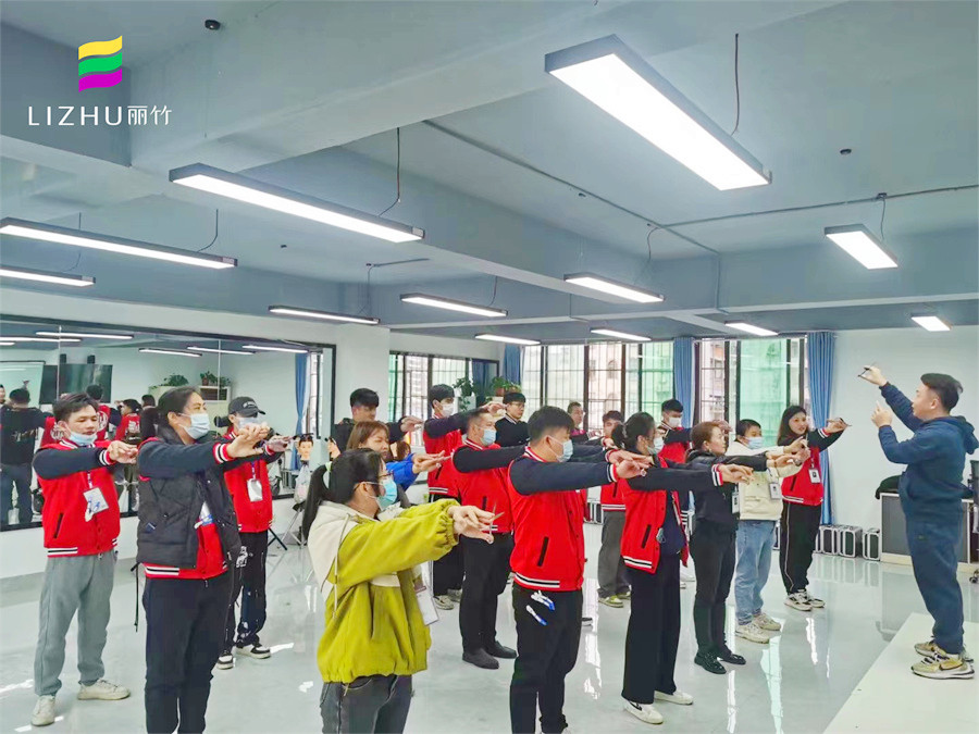 美發(fā)新手的手法練習，南寧理發(fā)課堂練習分享