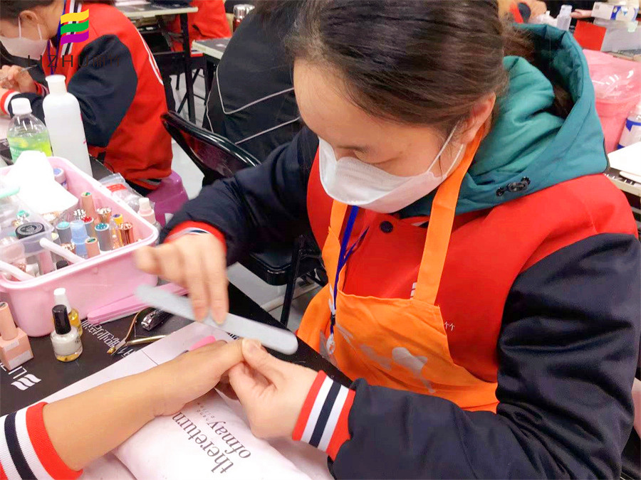 課堂實(shí)況！南寧美甲專業(yè)學(xué)員練習(xí)