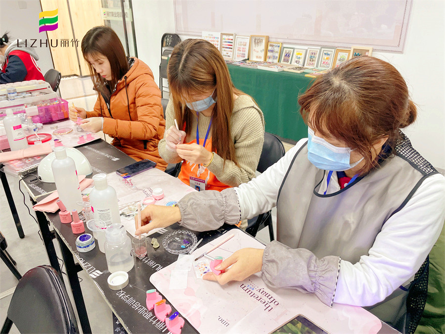 學(xué)美甲有年齡限制嗎？南寧專業(yè)美甲師培訓(xùn)學(xué)校告訴你