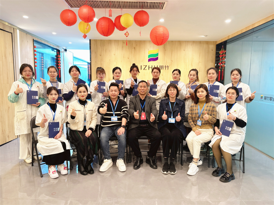 南寧美容培訓(xùn)班畢業(yè)，同學(xué)們，加油！