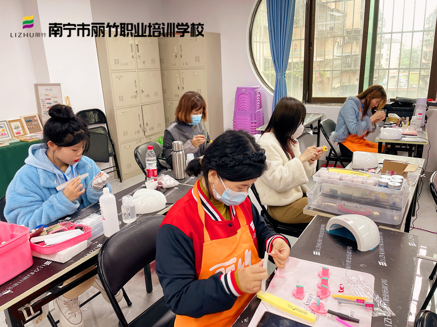 廣西美甲基礎內(nèi)容：經(jīng)常做美甲手會變黑嗎？