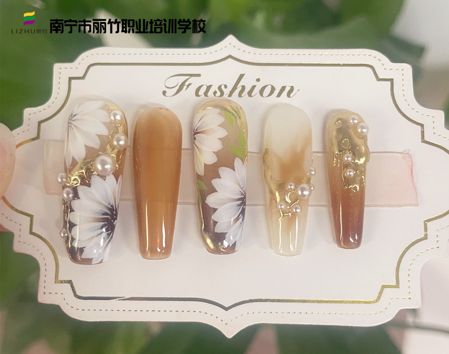 春日手繪花朵美甲，廣西美甲速成班營造春之浪漫