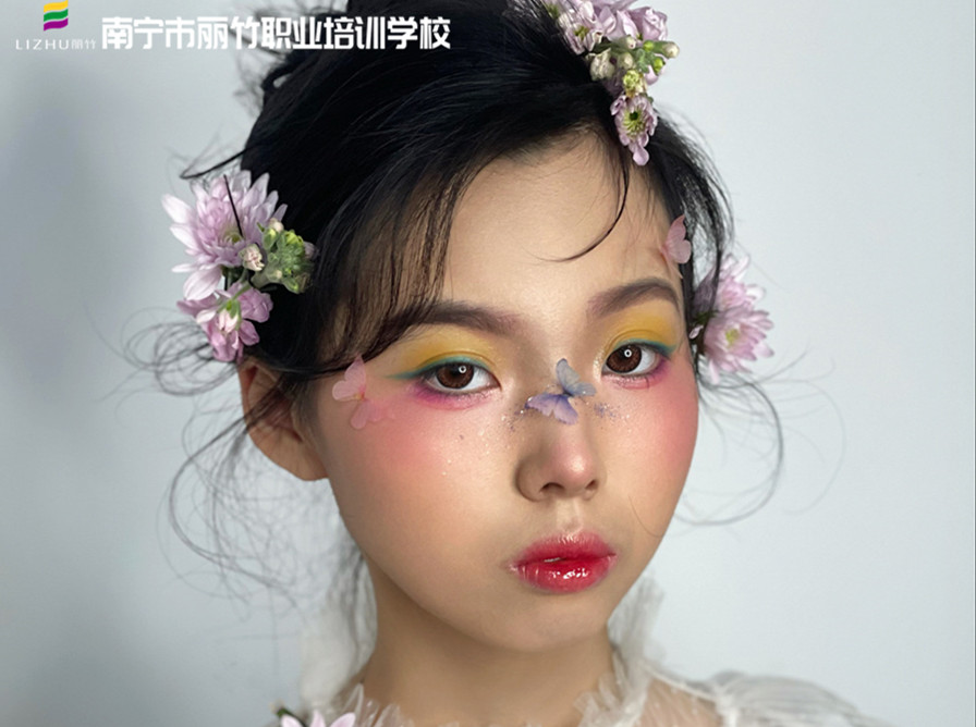 森系鮮花新娘造型，南寧新娘化妝學(xué)校作品