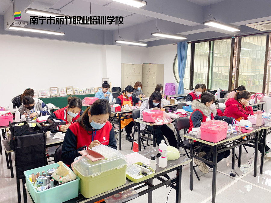 南寧學(xué)美甲哪里可以進(jìn)修？麗竹學(xué)校美甲專業(yè)