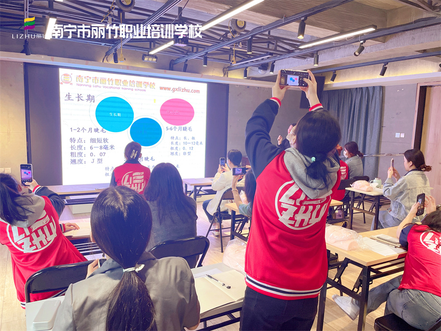 開班啦！直擊南寧美睫學(xué)校課堂實況