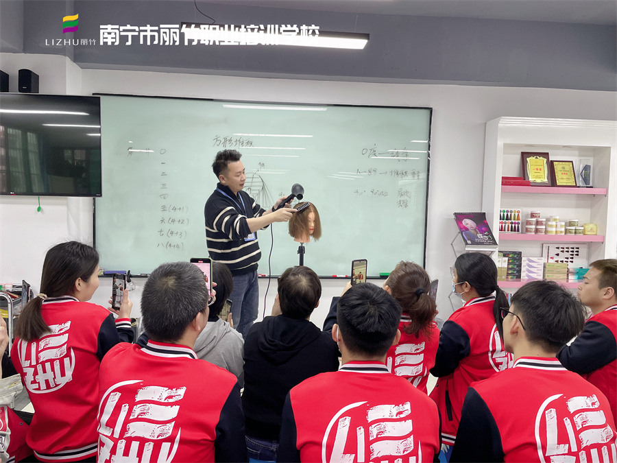 成功美發(fā)師具備哪些條件？南寧美發(fā)理發(fā)培訓(xùn)