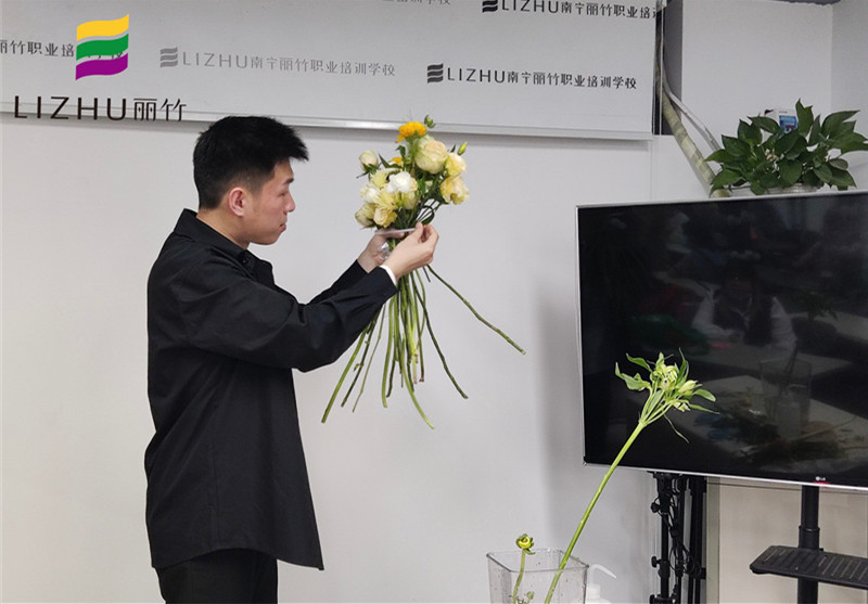 南寧培訓(xùn)插花基礎(chǔ)：花材同色系的選擇