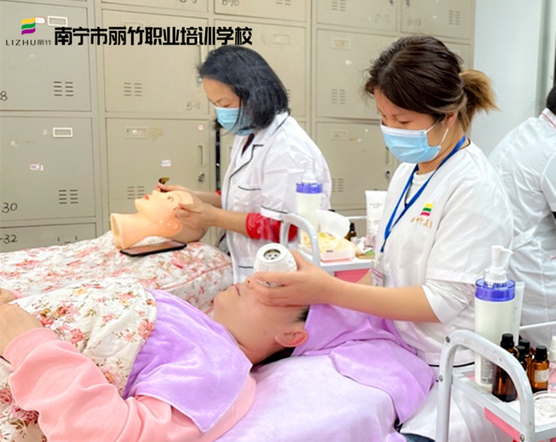 廣西學(xué)面部美容：面部桃花灸的好處