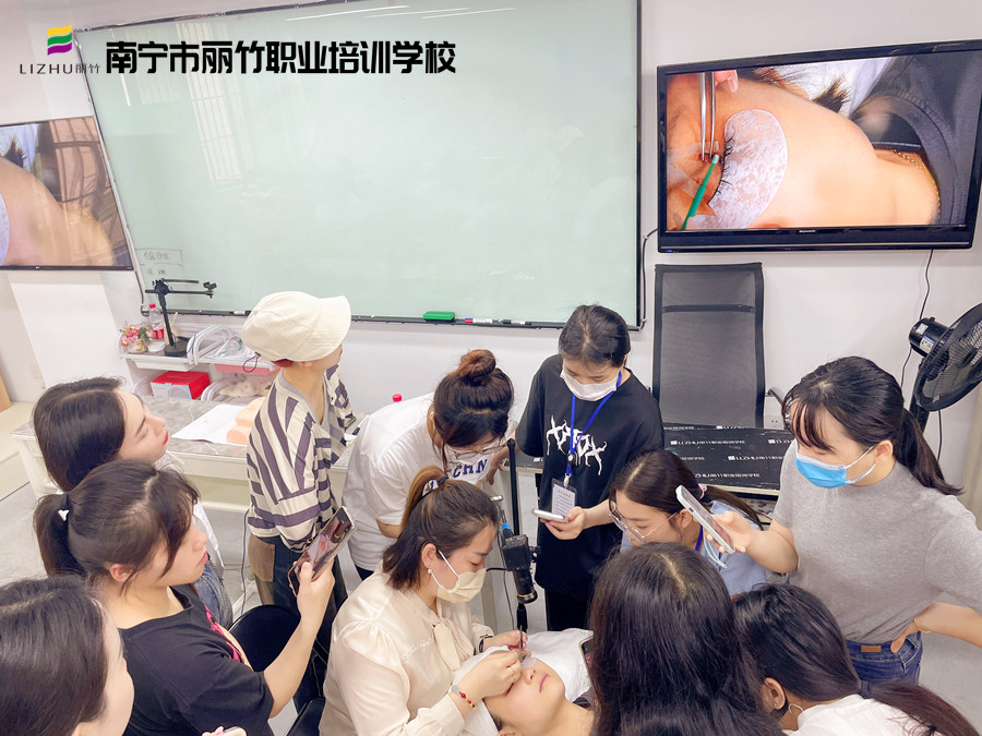 廣西美睫職業(yè)學(xué)校課堂實況匯總