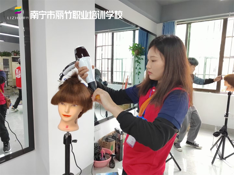 廣西學(xué)吹風(fēng)造型、廣西美發(fā)吹風(fēng)培訓(xùn)